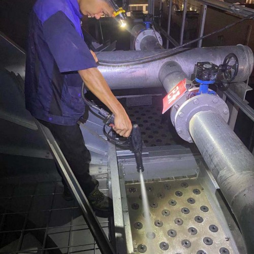 冷冻水系统怎样清洗-空调冷冻水清洗-人工清洗水箱-强力除垢剂清洗